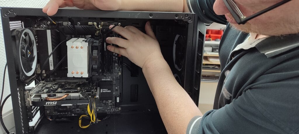 Technicien d'E-concept dans le centre de réparation